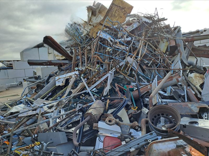 Gemischter Metallschrott von einer Betriebsauflösung, bereit zur Abholung