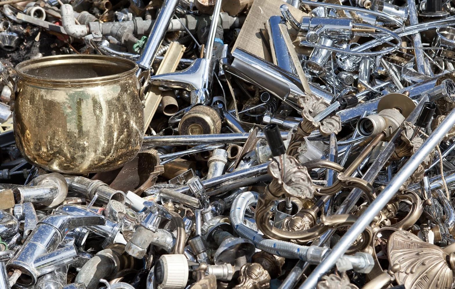 Gemischter Metallschrott mit Messing- und Chromteilen