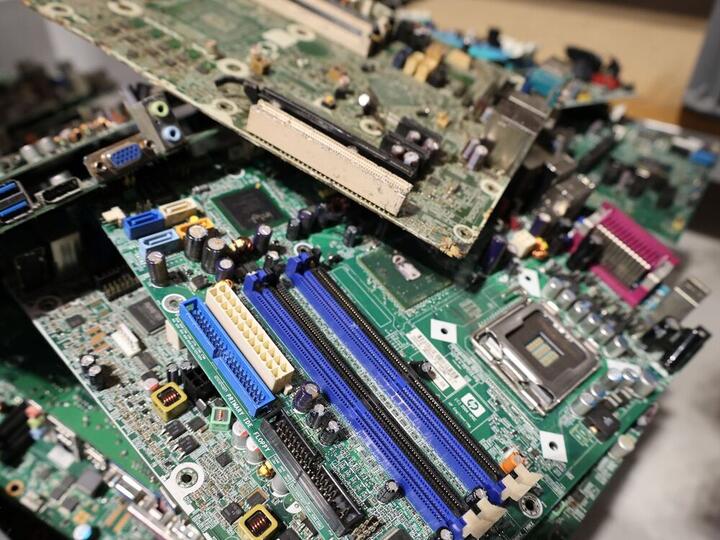 Ausgebaute Platine aus einem Elektrogerät - Elektroschrott zum Ankauf